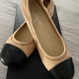 Chanel beige ballerina flats with black toe cap and logo detail. Size 39.5.